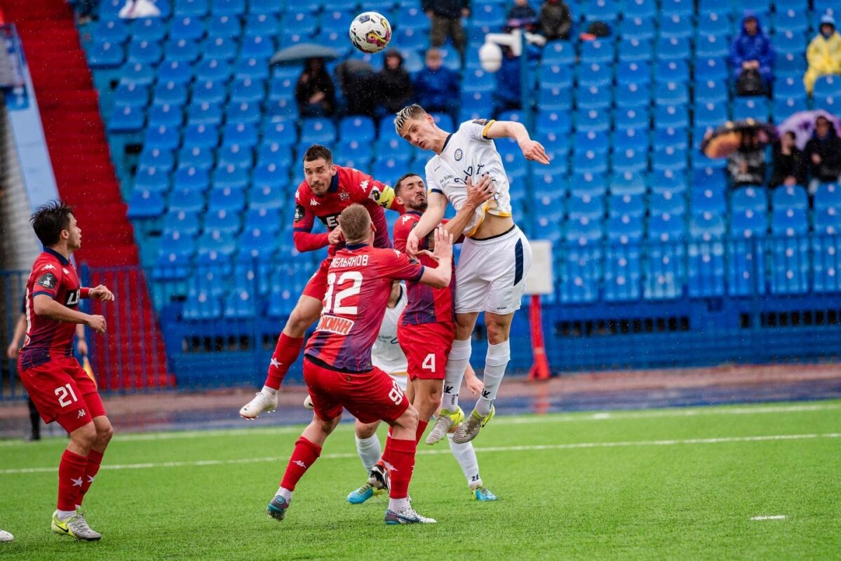    Борьба за мяч на высоте. Фото fcska.ru