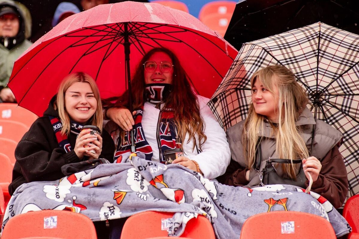    Настоящих болельщиков плохой погодой не испугать! Фото fcska.ru