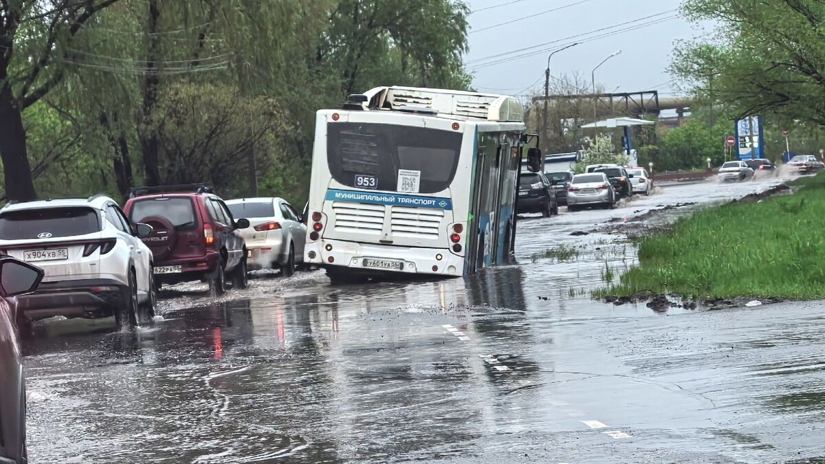 Также сообщается, что пострадавших и нуждающихся в помощи пассажиров нет.Выбоину на дороге скрыла огромная лужа от дождя, и водитель не увидел опасности.📷
Сегодня, 14 мая, в мэрии Омска прокомментировали происшествие с пассажирским автобусом в Чкаловском поселке. Ранее очевидцы сообщили, что на конечной остановке «Ул. Романенко» автобус буквально провалился в обочину. На фото, опубликованном в паблике «Аварийный Омск», видно, что правая сторона автобуса накренилась, а вода доходит практически до дверных проемов.
– На место вынужденной остановки автобуса на проспекте Космический, следующего по маршруту № 22, направлены автомобили аварийно-технических служб для эвакуации автобуса с пассажирами, – рассказали в департаменте транспорта Омска.