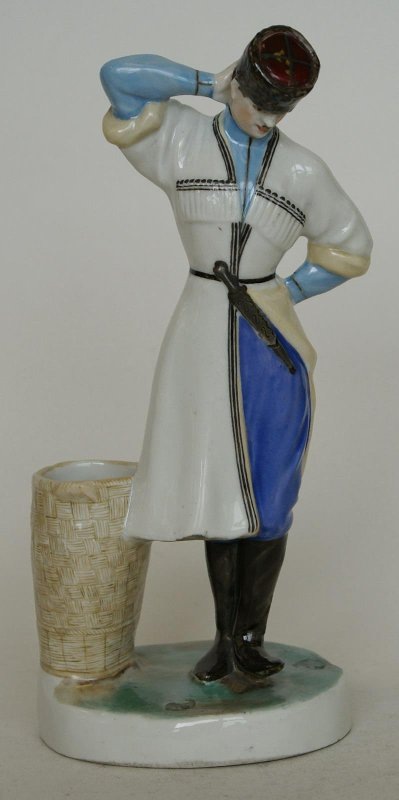 Скульптура "Ингушский танец". 1930-е. Роспись М.П. Кирилловой. Высота 24,8 см. Федеральное государственное бюджетное учреждение культуры "Государственный Эрмитаж". Листайте галерею вправо.