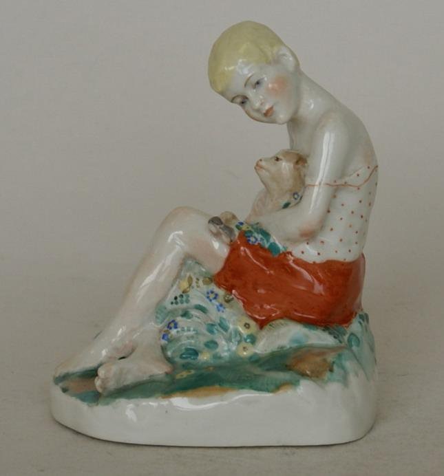 Скульптура "Девочка с козлёнком". 1930-е. Роспись М.П. Кирилловой. Высота 11,5 см. Федеральное государственное бюджетное учреждение культуры "Государственный Эрмитаж"
