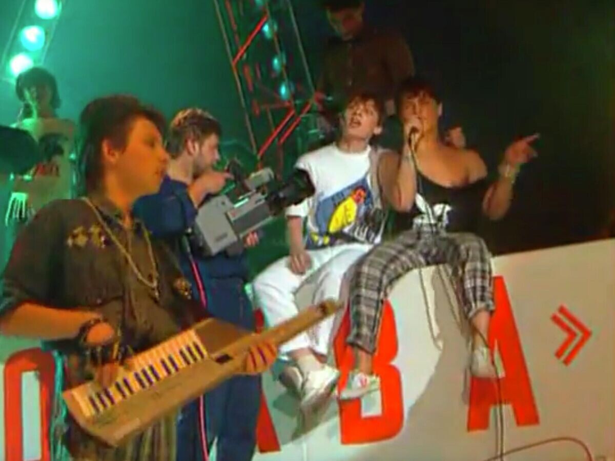    Кадр из видео "Розовый вечер" группы "Ласковый май"© Ласковый май