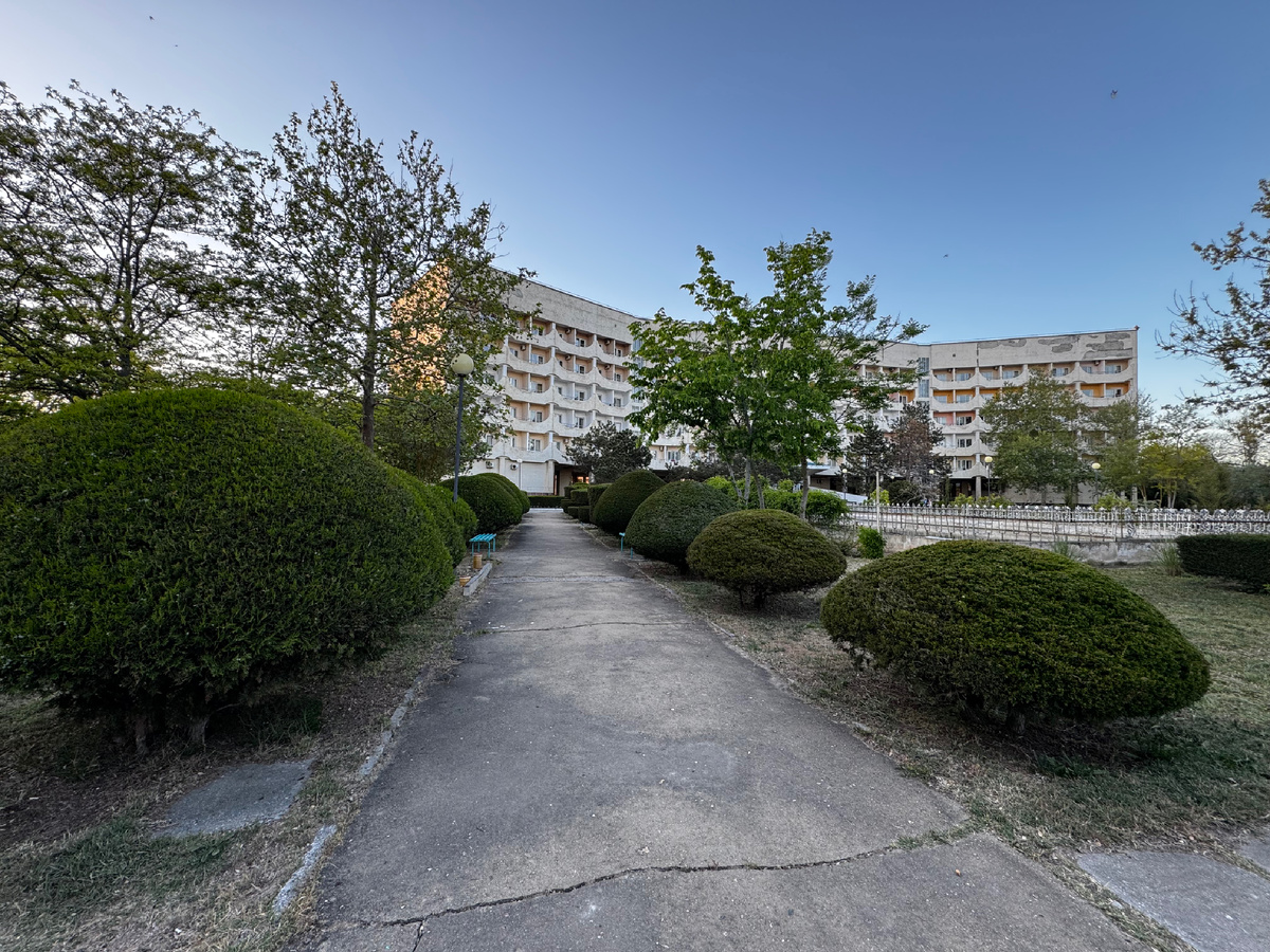 Красивые аллеи на территории санатория. Фото автора.