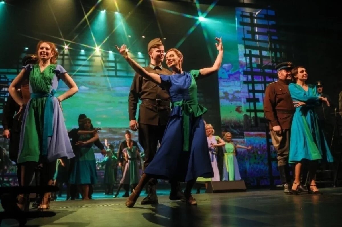    Спектакль получился не только про войну, но и про любовь.