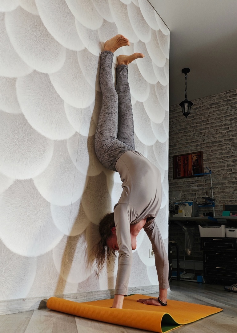 Адхо Мукха Врикшасана: Стойка на руках с опорой на стену