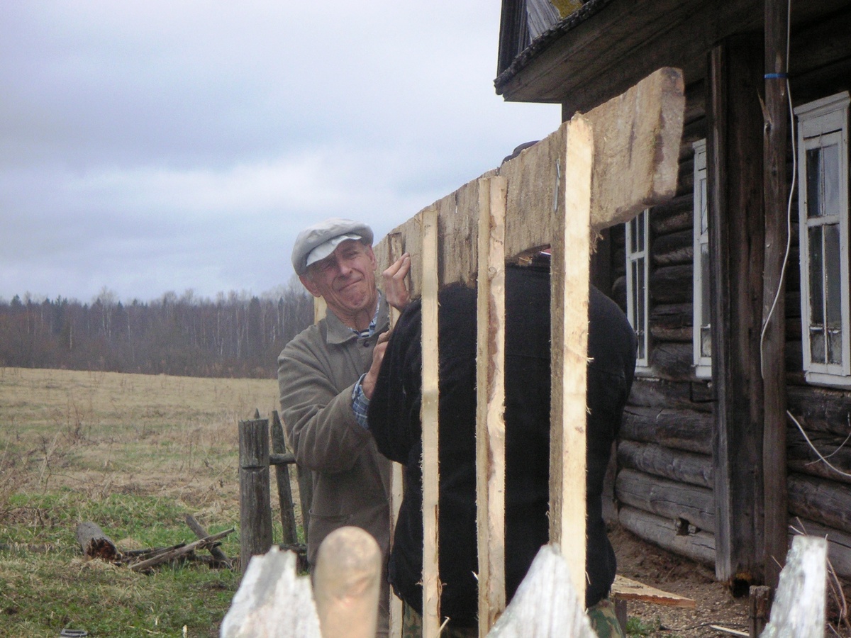 Папа тогда сбегал в лес за Великанью гору и припёр на плече тяжеленую еловую тесину на верхний перевод теплицы.