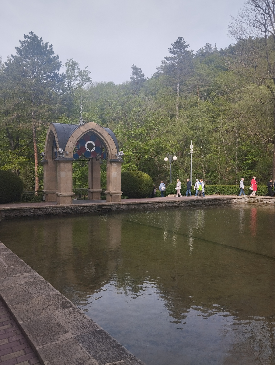 Знаменитый зеркальный пруд из курортного парка. Знаете, при правильном освещении эта беседка с витражами так красиво отражается в воде. Для хорошего фотографа точно будет куда руку приложить!