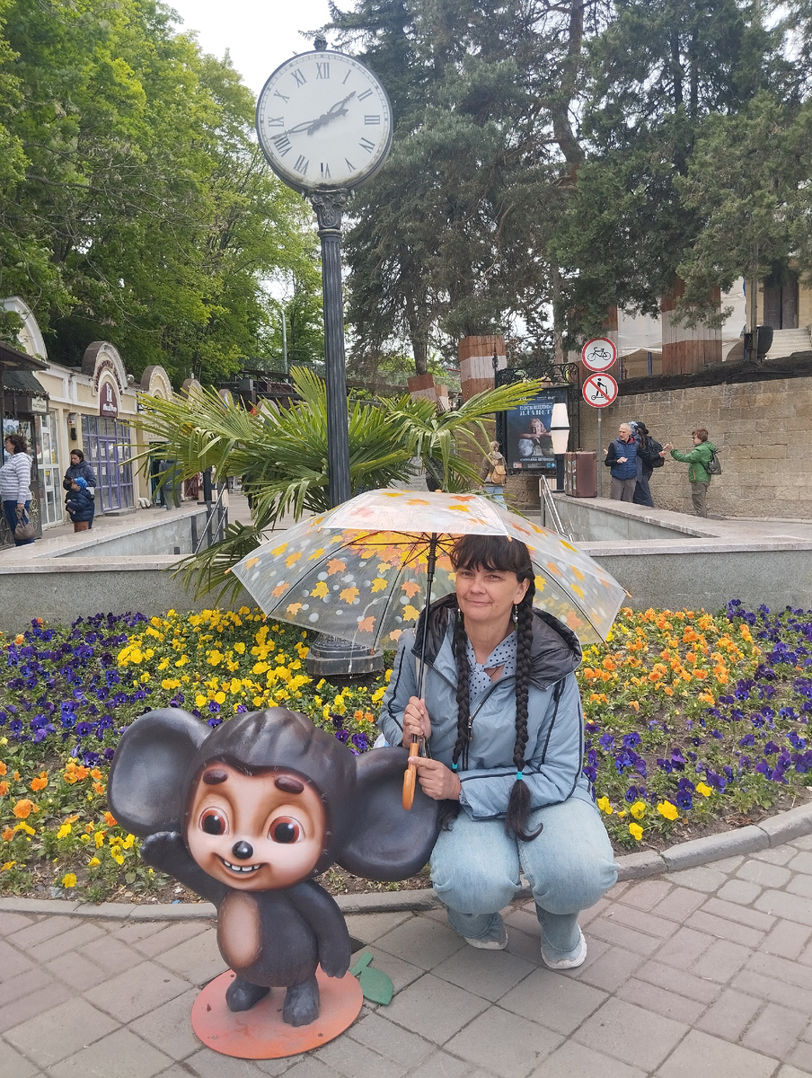 Фигурки всюду. Есть одна большая и много поменьше. Все в забавных позах. Немного шатаются, так что облакачиваться на них не стоит