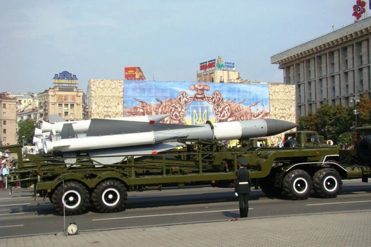    ЗРК С-200 на параде в Киеве. 2008 год.