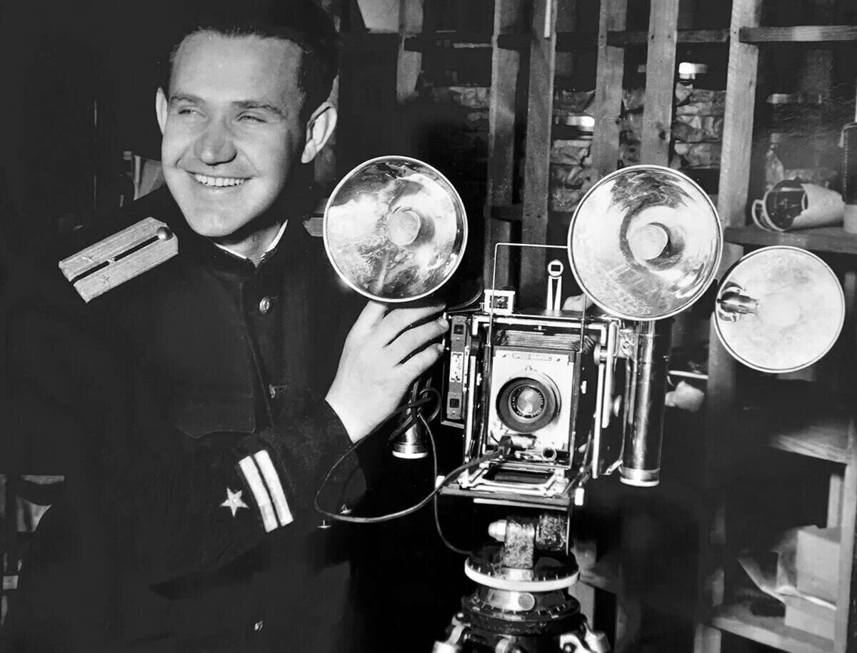 Советский фотограф, в годы войны - военный фотокорреспондент Евгений Халдей