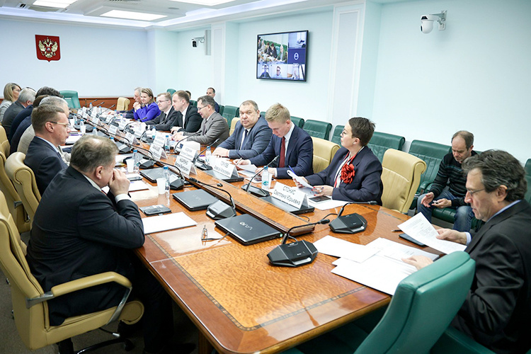    Круглый стол по вопросам малоэтажного строительства прошел вчера в Совете Федерации.   
Фото: council.gov.ru