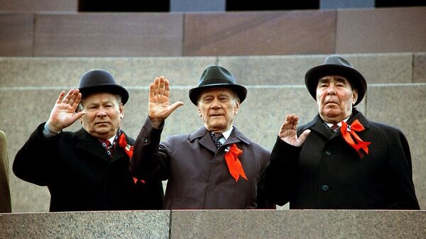    Черненко, Тихонов, Брежнев© РИА Новости . Юрий Абрамочкин