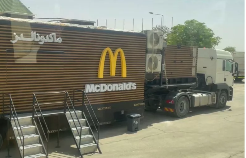 Мобильный McDonald's, все еще закрытый, стоит на парковке «Медиа-Оазиса», созданного для журналистов