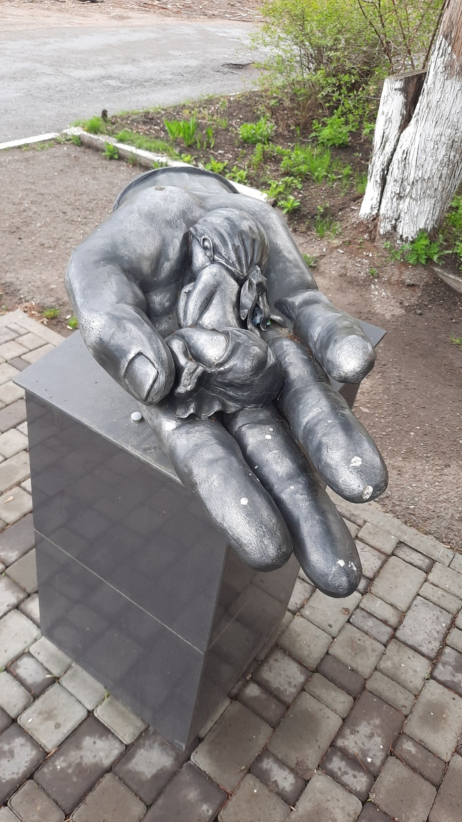 "Младенец на ладошке" у роддома