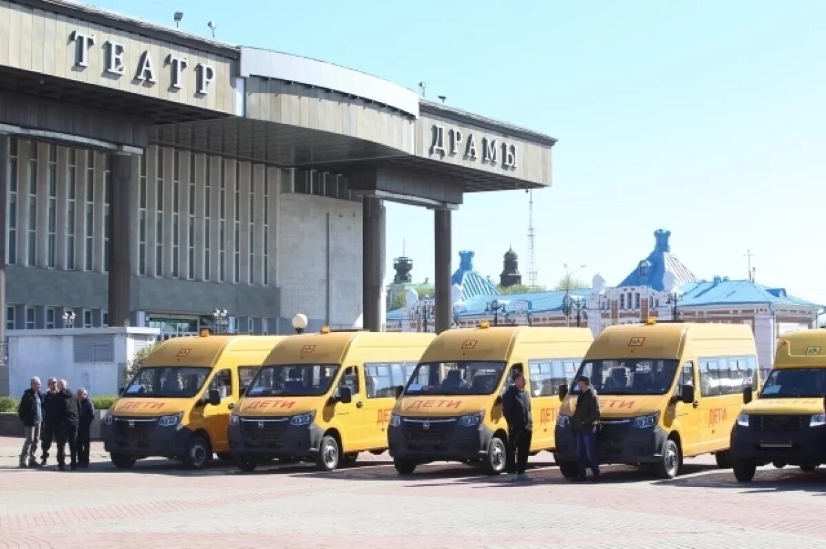    Губернатор Мазур вручил ключи от 25 новых школьных автобусов