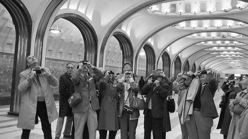 Иностранные туристы, метро