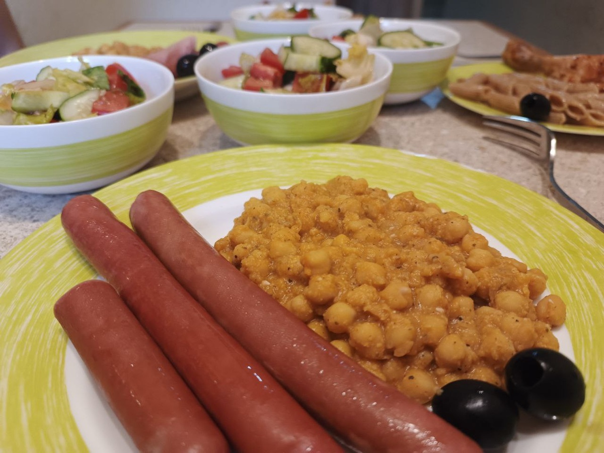 Это мы спасали остатки еды на днях. У меня и мужа — нут с вредными сосисками, у детей — цельнозерновые макароны с куриными голенями. У всех — салат из свежей капусты с помидорами и огурцами.