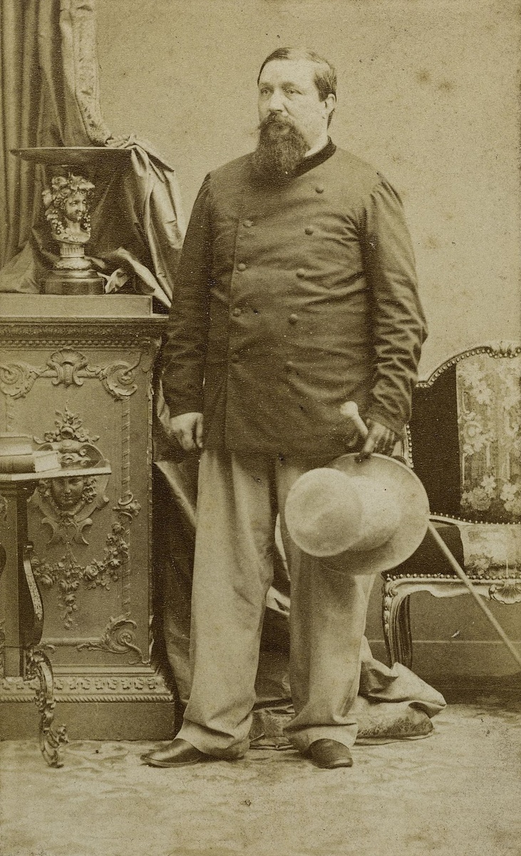 Отец семейства, племянник Наполеона, принц Пьер-Наполеон Бонапарт (1815-1881 гг.) 