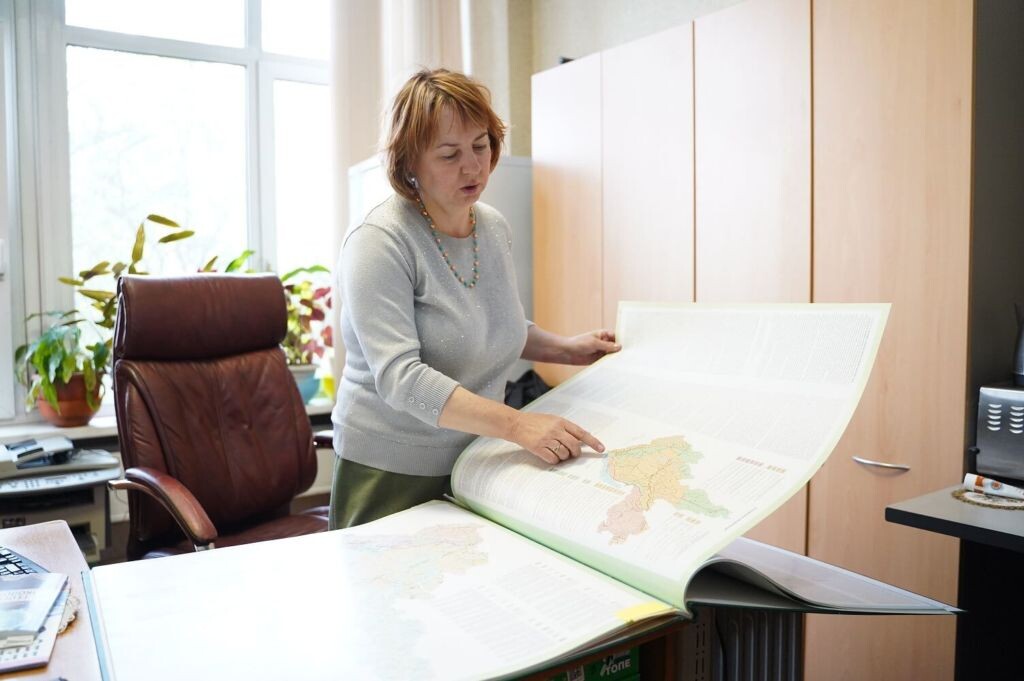 Ирина Белозерцева показывает на карте места исследованных сельхозземель