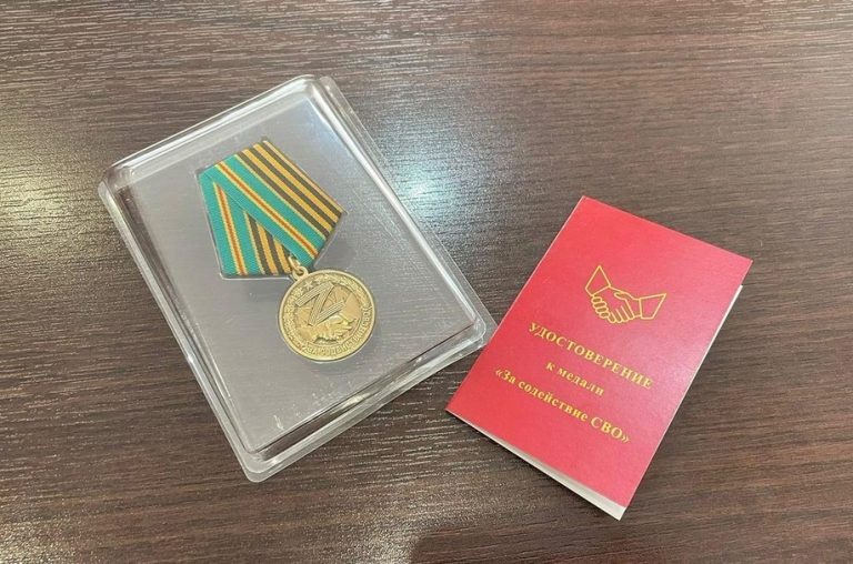    Главе Медногорска передали медаль «За содействие СВО» Оренбуржье