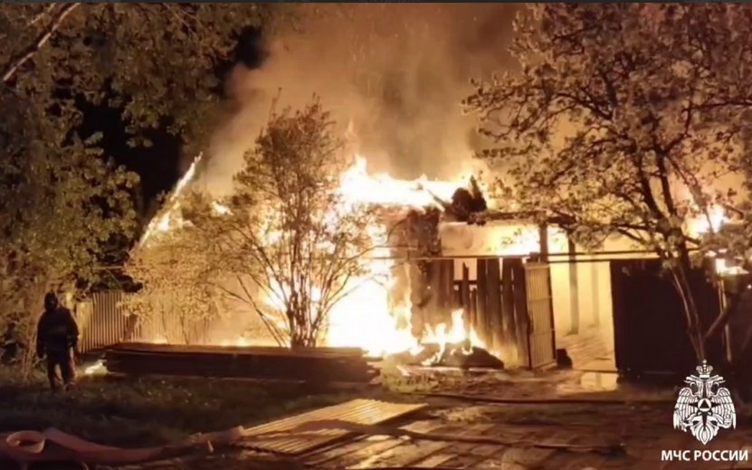    Пожар уничтожил два жилых дома в Можге