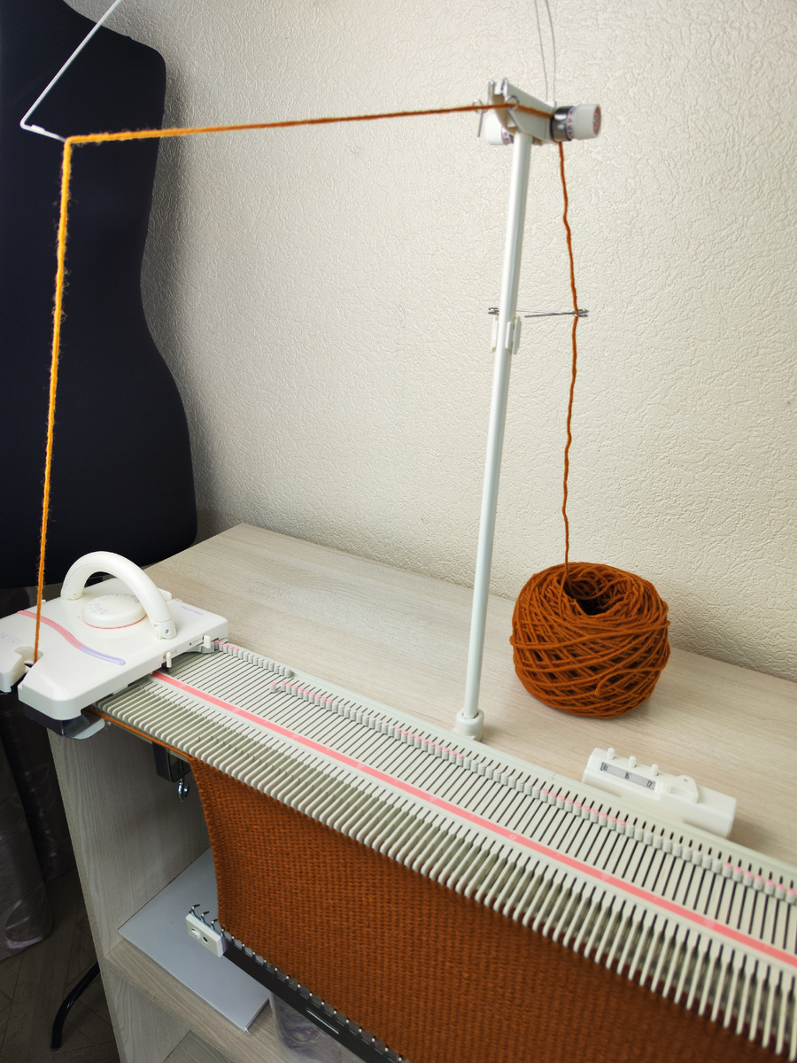 На фото нить заправлена ВЕРНО. Фото автора.