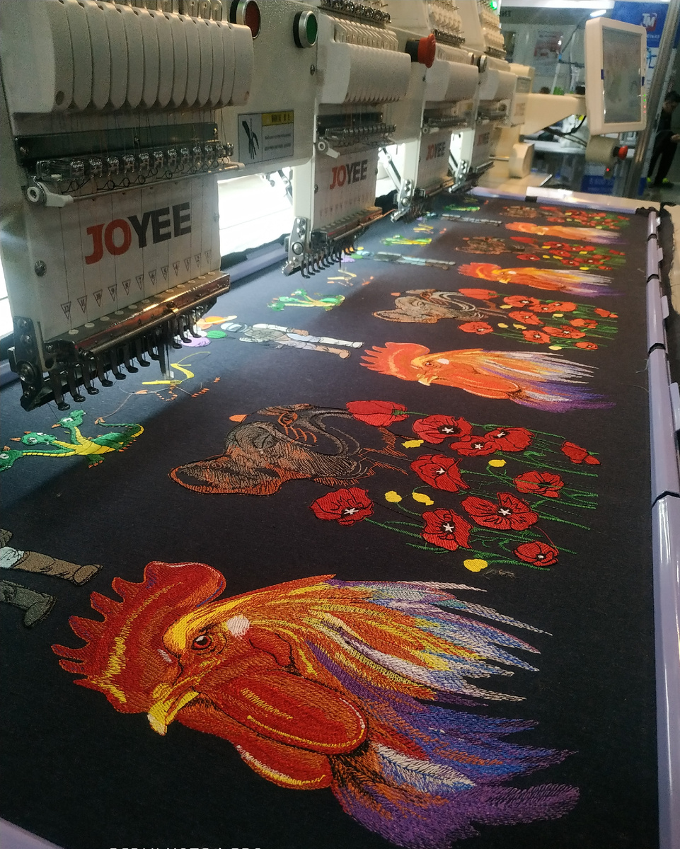 Фото автора. Вышивальная машина JOYEE JY-1204 на выставке " Текстильлегпром", сентябрь 2024г