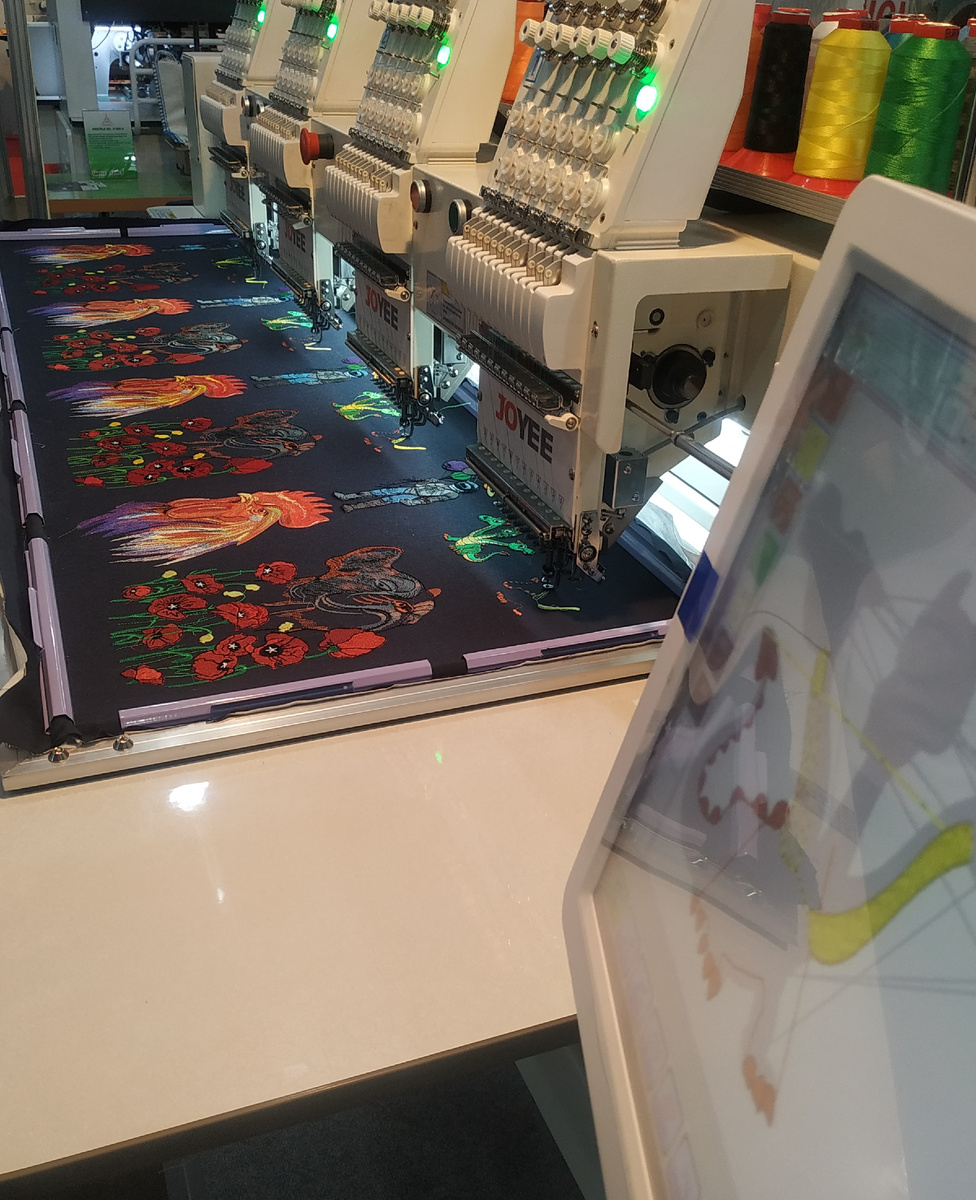 Фото автора. Вышивальная машина JOYEE JY-1204 на выставке " Текстильлегпром", сентябрь 2024г