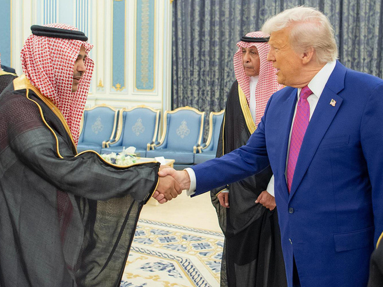     Наследный принц Саудовской Аравии Мухаммед бин Салман принимает президента США Дональда Трампа. Фото: Saudi Press Agency/Keystone Press Agency/Global Look Press