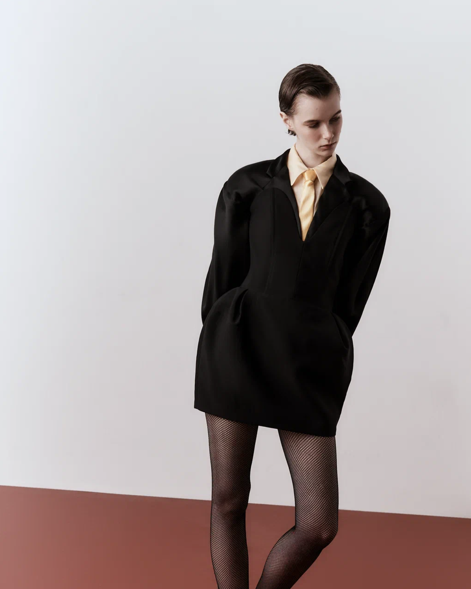     Платье YUZEFI (NUSELF), жакет GOOROO, рубашка LIME, колготки FALKE