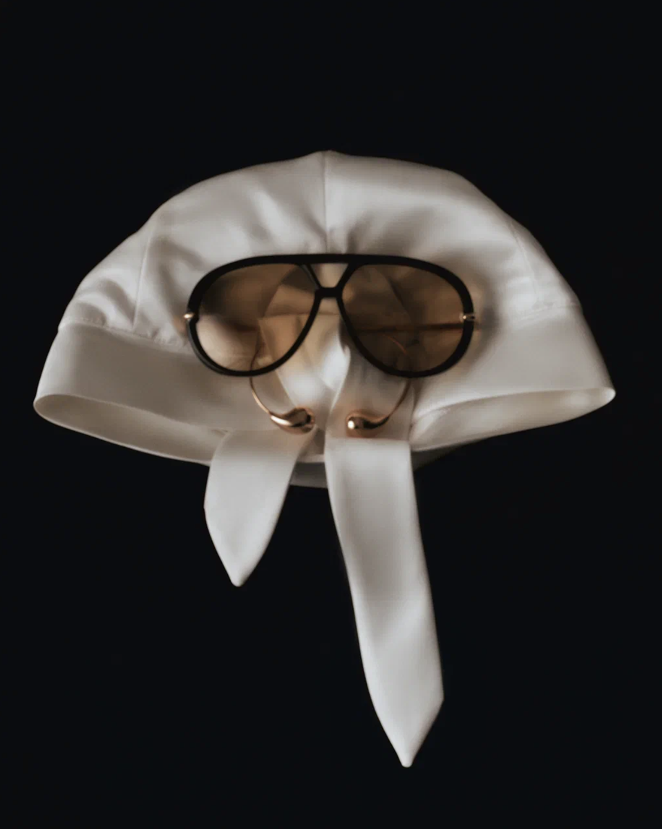     Головной убор MAY OF MAY, очки BOTTEGA VENETA (EX BAGS)