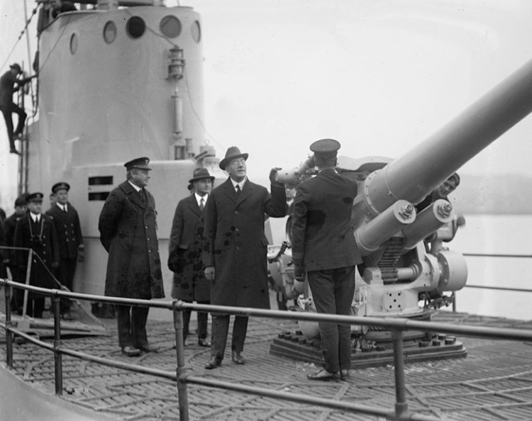 В то время как линкоры горели на мелководье, подлодки уже через несколько часов вышли в море для поиска противника. Так начался их долгий и кровопролитный путь к победе в Тихом океане.