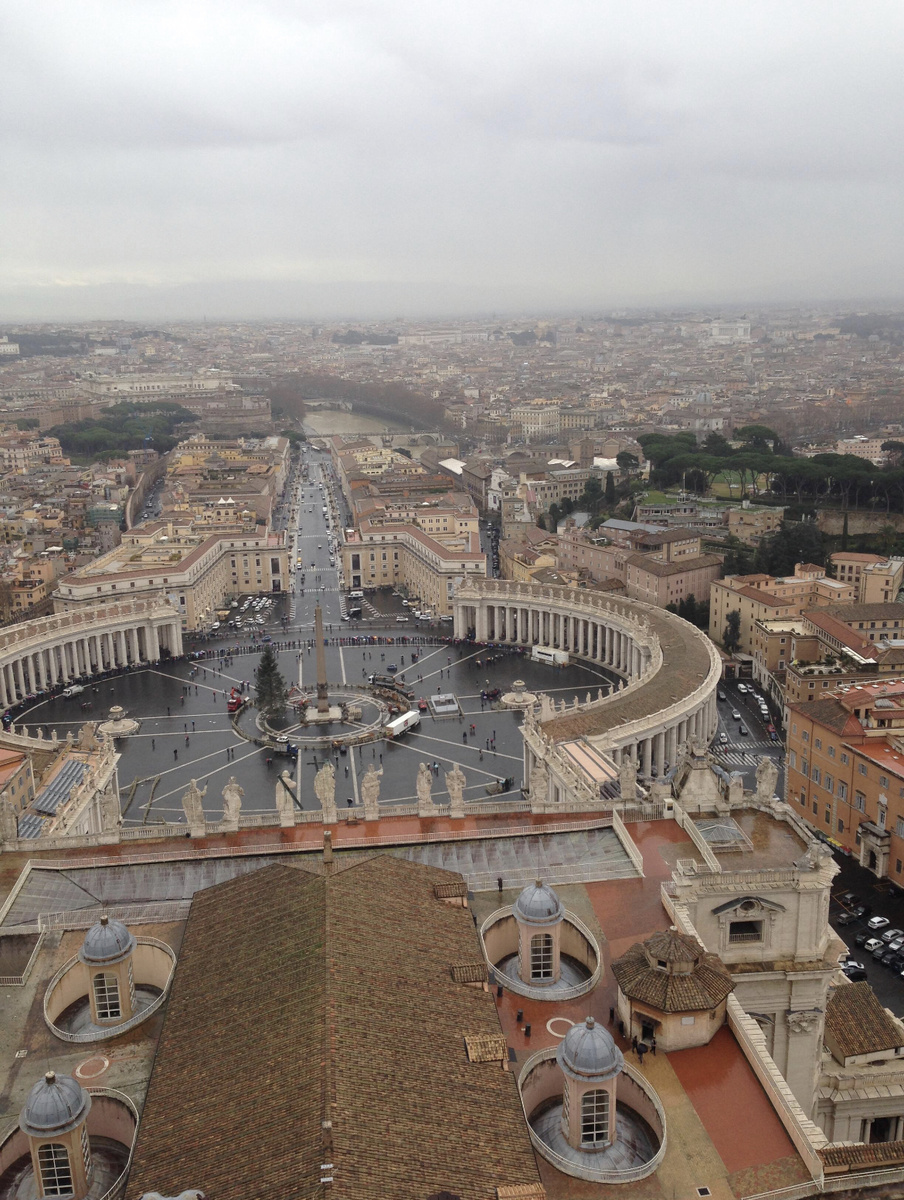 Ватикан-это не район Рима. Это отдельное государство. И оно не только в перепитое площади Святого Петра. Фото автора.