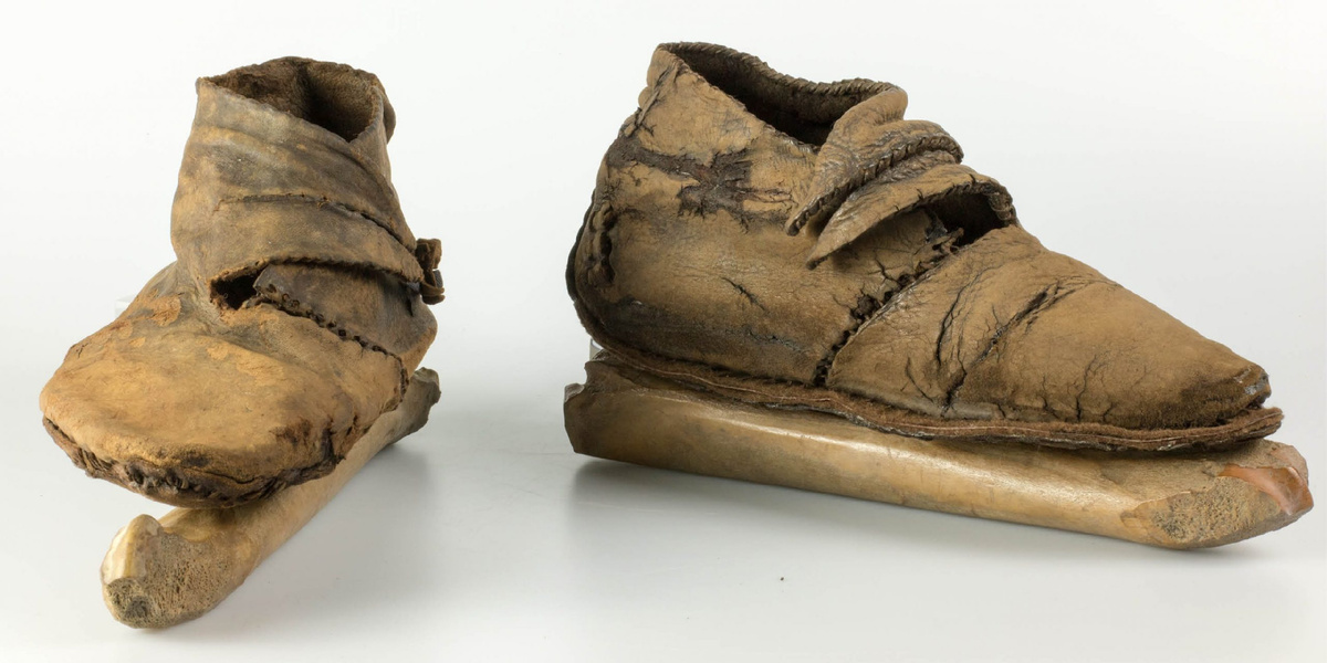 Прототип современных коньков, в которых использовались кости вместо лезвий.