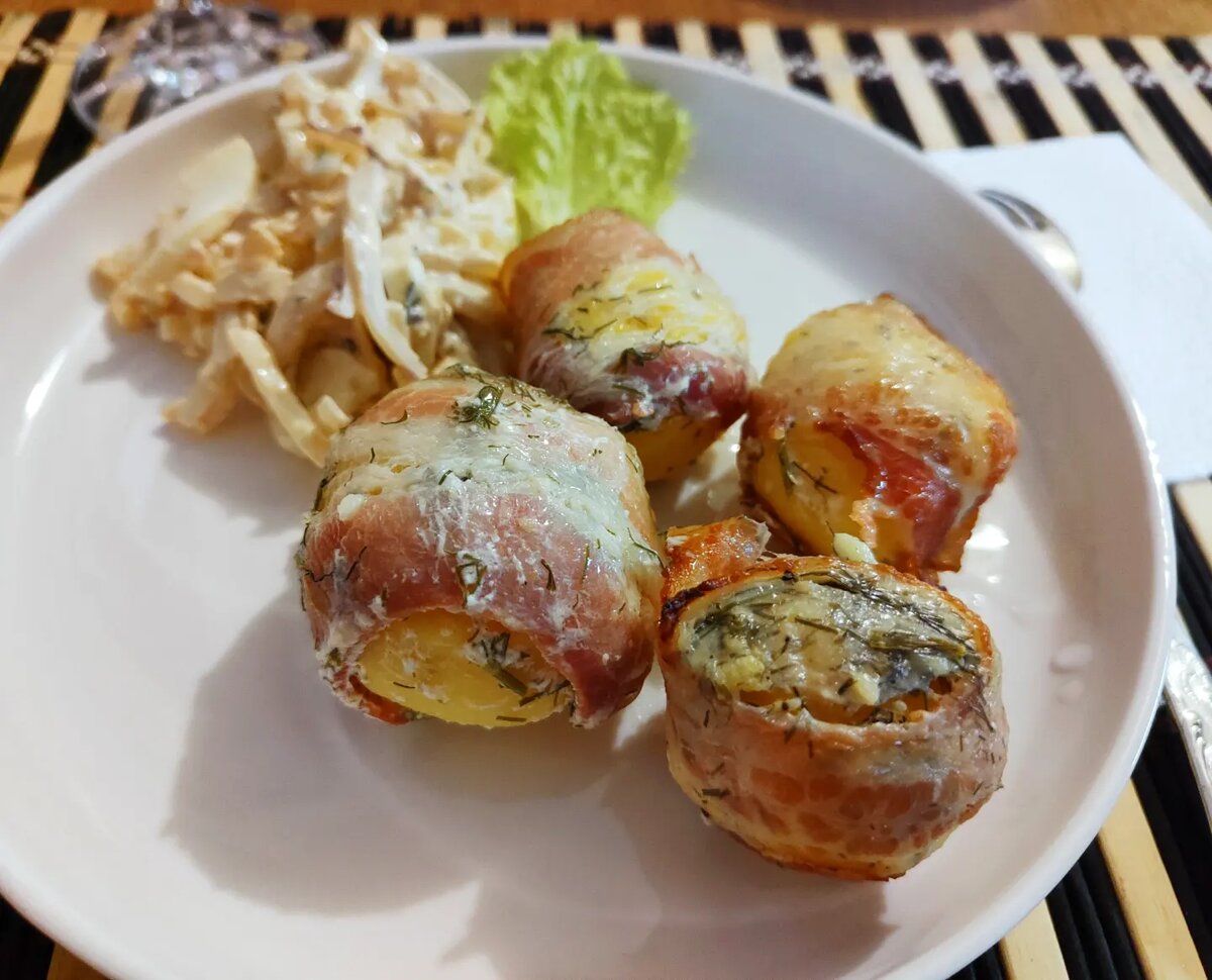 Картошка, запечённая в беконе.