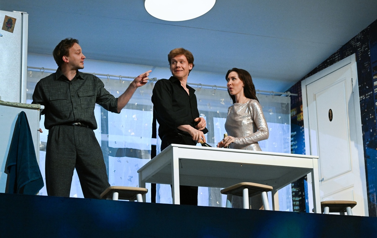     Сергей Волков, Виктор Хориняк, Вероника Васант в спектакле «Жил. Был. Дом.» / РИА Новости / Владимир Федоренко
