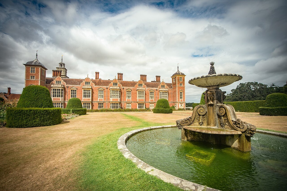 Бликлинг-холл https://en.wikipedia.org/wiki/Blickling_Hall