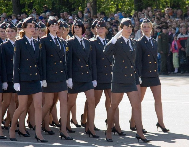 Как-то невесело идут? без задорных улыбок, но всё равно красиво!