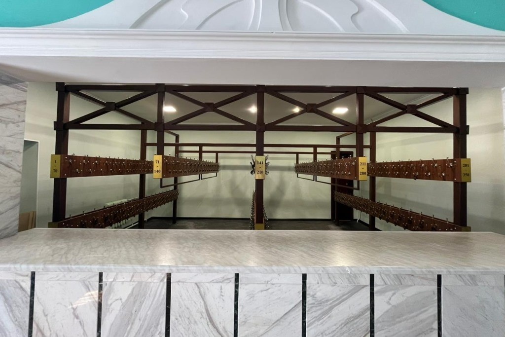 Гардеробные стойки для верхней одежды