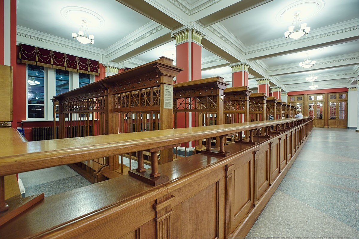 Гардеробные стойки для верхней одежды