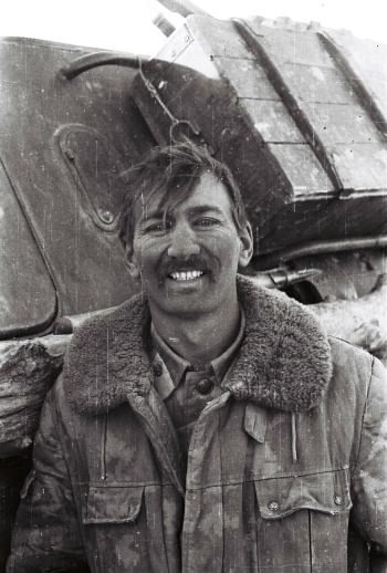 Замполит бтрщиков к-н Моргунов. Видно, что у него были защитные очки, а у нас таких не было, поэтому мы были ещё чумазей.