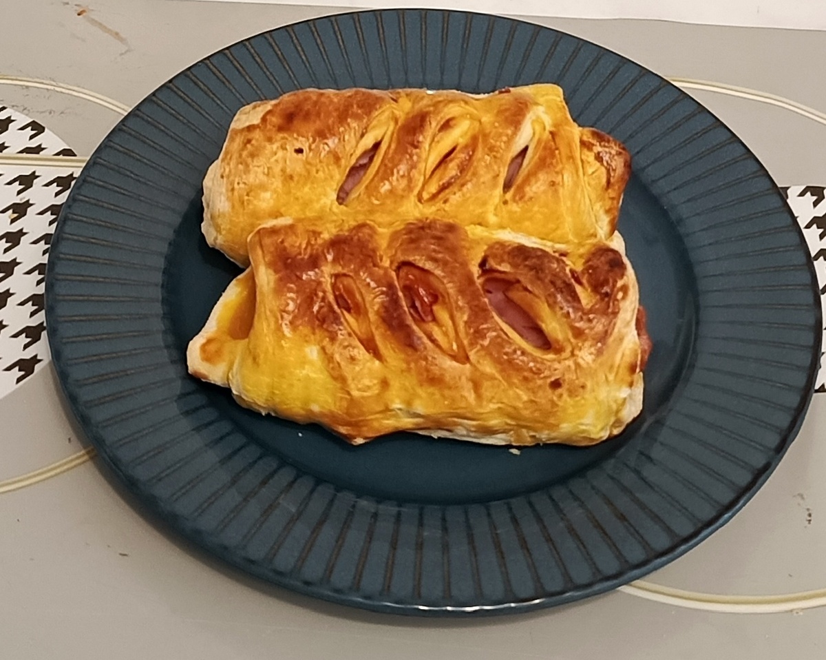 Сосиски в тесте и кофе ☕