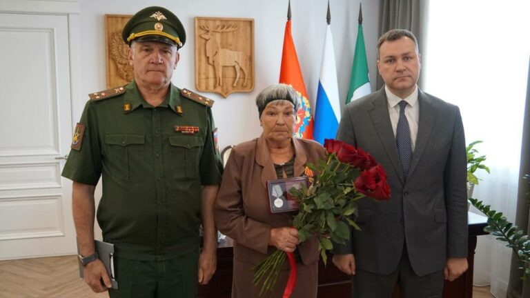    В Бузулуке матери погибшего бойца СВО Даниила Уласика вручили медаль «За отвагу» Белов Михаил Александрович