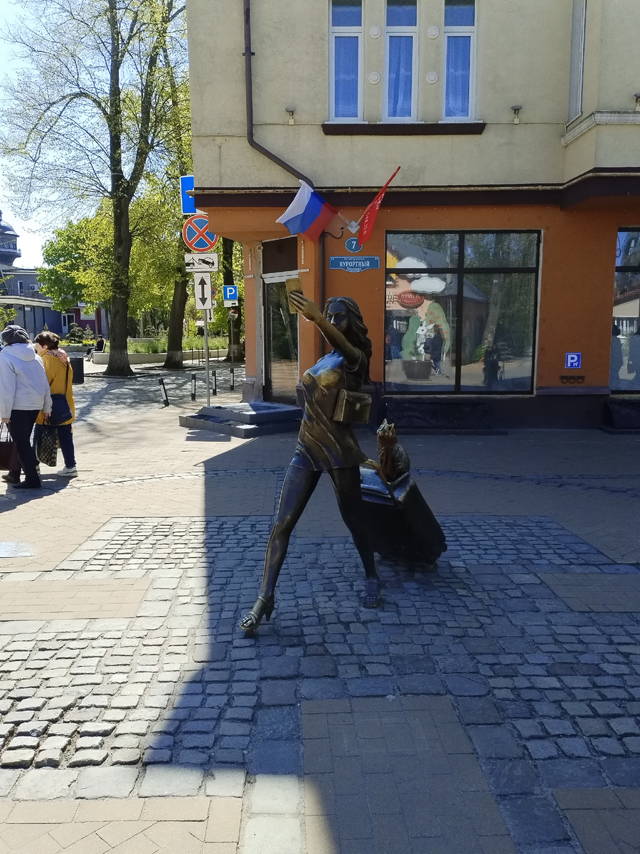 Эта девушка не в Калининграде, а в Зеленоградске, но тоже туристочка