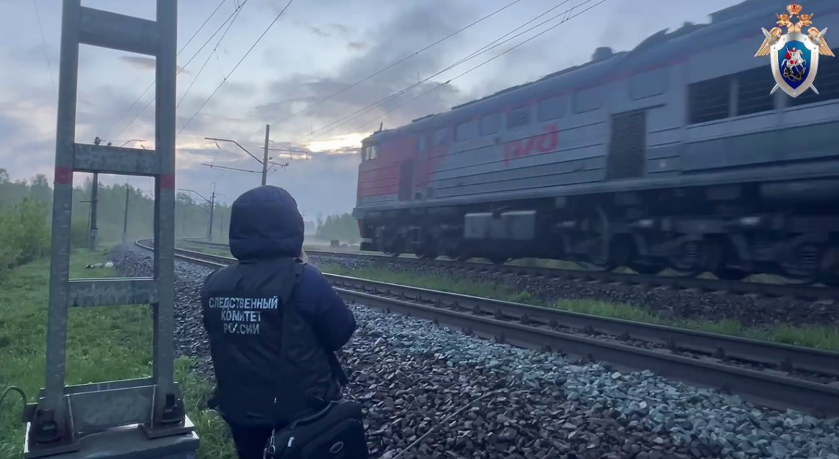    Женщина переходила пути прямо перед движущимся грузовым поездом