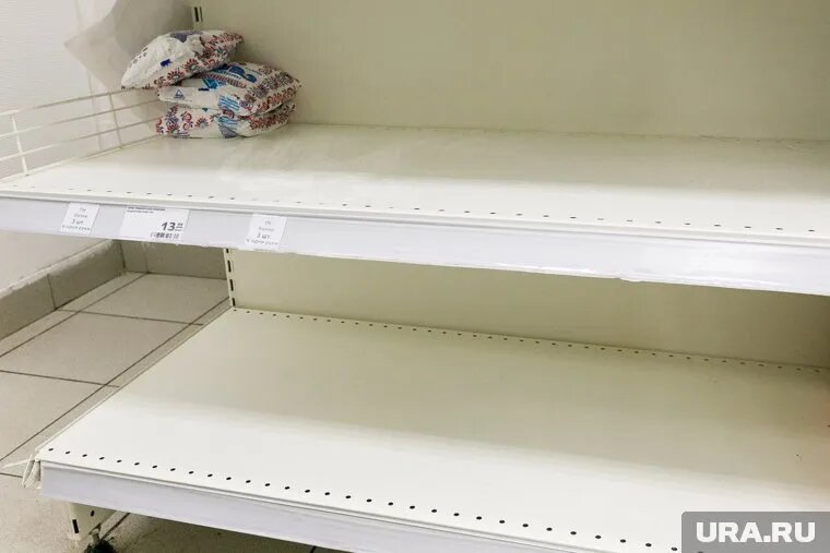 Постоянные покупатели обратили внимание на пустеющие полки. Фото: Денис Моргунов © URA.RU
