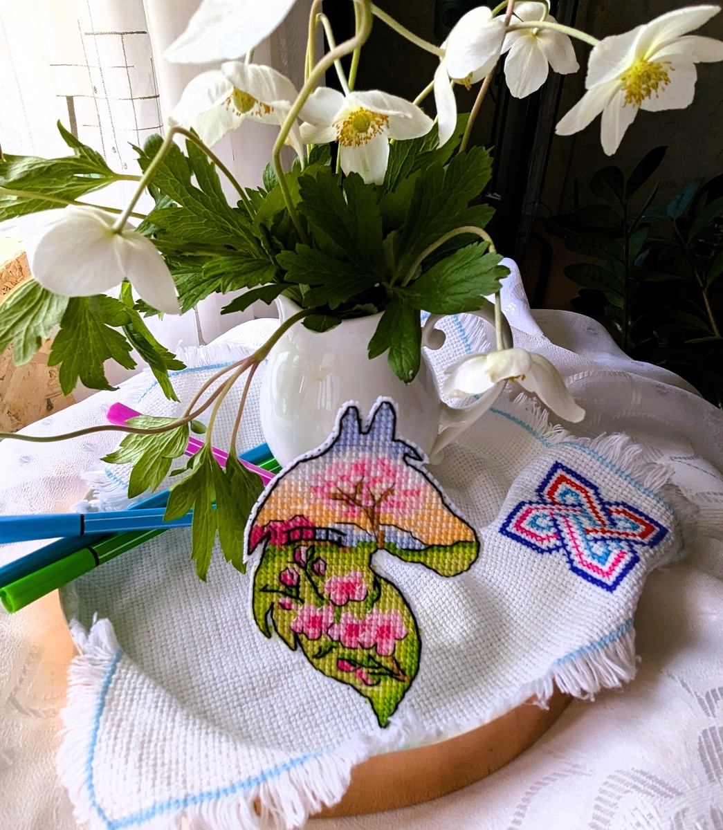 Фото вышивки крестом от Валентины Шапарь. Схема лошадка апрель