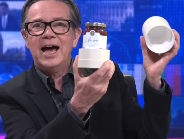 Из интернета. Кевин Салливан с малиновым спредом в руках.