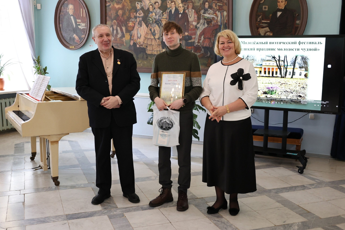 Станислав Баутин на церемонии награждения фестиваля "Великий праздник молодости чудной" в Овстуге. 
