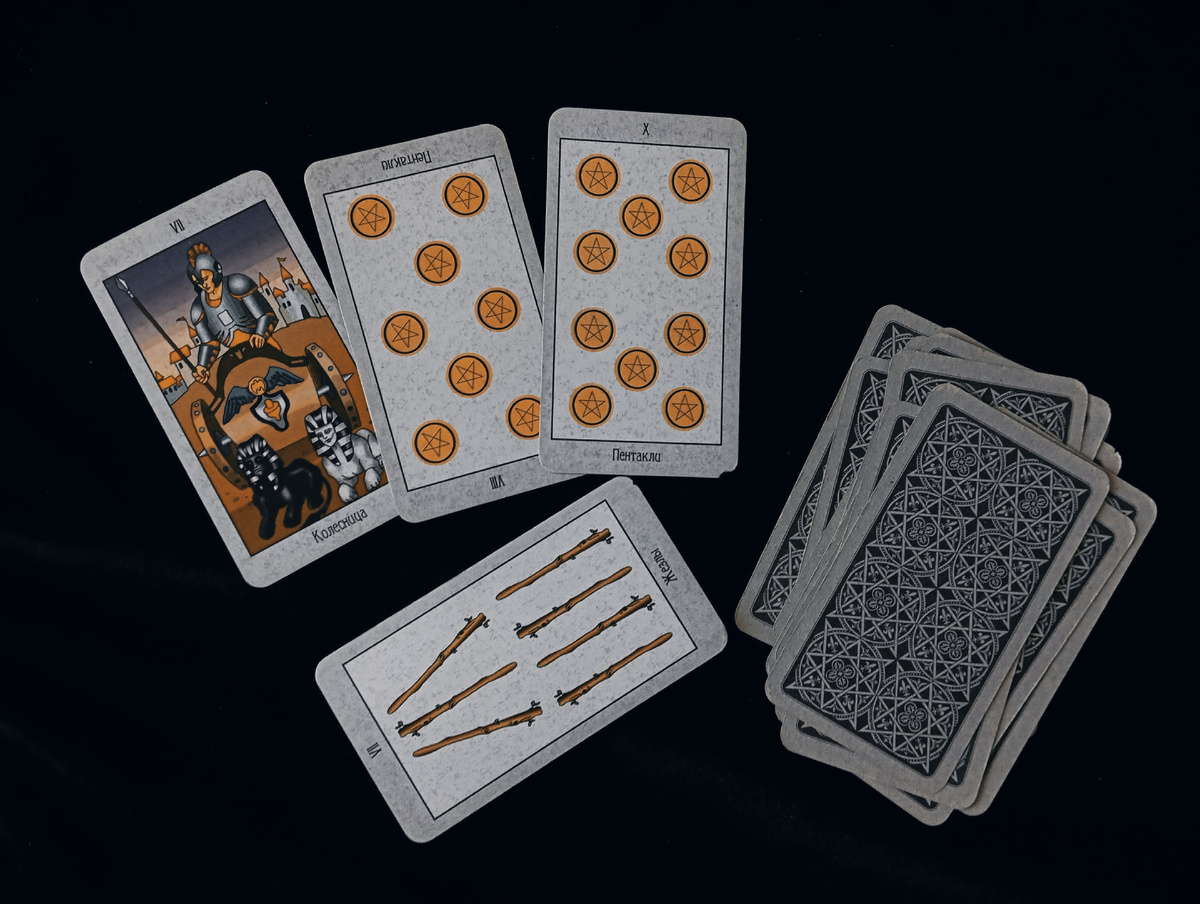 Таро для Близнецов на июнь 2025